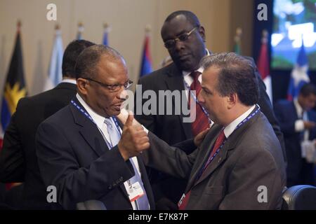 Guatemala City, Guatemala. Sep 19, 2014. Le ministre des Relations étrangères Jose Antonio Meade (R) et sous-ministre des Affaires étrangères d'Haïti, Duly Brutus (L), prendre part à la session plénière de la 46e assemblée générale extraordinaire de l'Organisation des États américains (OEA), à Guatemala City, la capitale du Guatemala, le 19 septembre 2014. L'OEA a tenu une réunion spéciale pour discuter des options possibles dans la lutte contre la drogue en Amérique. © Luis Echeverria/Xinhua/Alamy Live News Banque D'Images