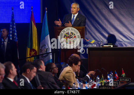 Guatemala City, Guatemala. Sep 19, 2014. Secrétaire général de l'Organisation des États américains (OEA) José Miguel Insulza (C), prononce un discours lors de la session plénière de la 46e assemblée générale extraordinaire de l'OEA, à Guatemala City, la capitale du Guatemala, le 19 septembre 2014. L'OEA a tenu une réunion spéciale pour discuter des options possibles dans la lutte contre la drogue en Amérique. © Luis Echeverria/Xinhua/Alamy Live News Banque D'Images