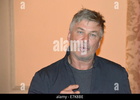 New York, USA. Sep 19, 2014. L'acteur américain Alec Baldwin prend la parole lors d'une entrevue à New York, États-Unis, 19 septembre 2014. Baldwin joue un gestionnaire gourmand dans l'émission de télévision '30 Rock'. Dans sa vie privée il est un défenseur de l'énergie propre. Dans une interview avec le département, il a parlé de la raison pour laquelle il fait la promotion de l'énergie renouvelable et pourquoi il adore l'Allemagne. Photo : Chris Melzer/dpa/Alamy Live News Banque D'Images