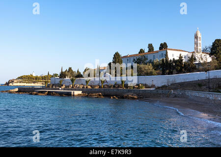 L'ancien monastère de Agios Nikolaos sur l'île de Spetses, Grèce, qui est maintenant l'île de Saint-Pierre. Banque D'Images