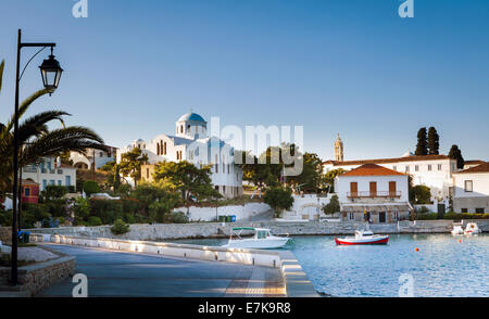 Sur la promenade de la ville de Spetses île égéenne de Spetses, Grèce, montrant l'ancien monastère de Agios Nikolaos, qui est maintenant l'isl Banque D'Images
