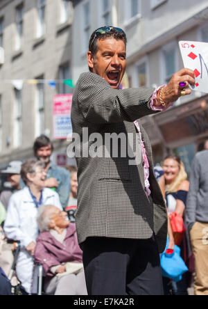 Un magicien de rue dans le centre-ville de Kendal au cours de MIntfest Banque D'Images