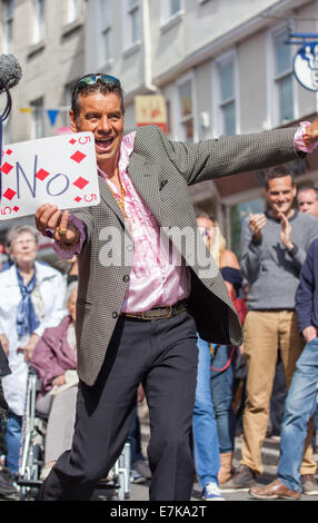 Un magicien de rue dans le centre-ville de Kendal au cours de MIntfest Banque D'Images