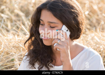 Teen girl talking on the phone Banque D'Images