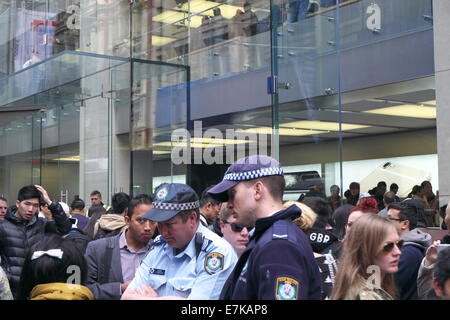 Sydney, Australie. 19 Septembre, 2014. Sur le rythme de la police pendant le fonctionnement du marteau à l'espace public occupé à l'extérieur de l'Apple Store de Sydney que l'iphone 6 est en vente. Vendredi 19 septembre 2014. Crédit : martin berry/Alamy Live News Banque D'Images