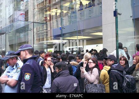 Sydney, Australie. 19 Septembre, 2014. De police patrouillant à l'espace public occupé à l'extérieur de l'Apple Store de Sydney que l'iphone 6 est en vente. Vendredi 19 septembre 2014. Crédit : martin berry/Alamy Live News Banque D'Images