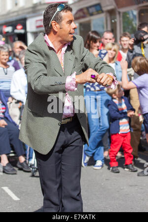 Un magicien de rue dans le centre-ville de Kendal au cours de MIntfest Banque D'Images