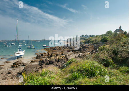 Bateaux amarrés à marée basse dans une baie de la canal de Chausey à grand-Île, Îles Chausey, Rhône-Alpes, France Banque D'Images