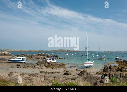 Bateaux amarrés à marée basse dans une baie de la canal de Chausey à grand-Île, Îles Chausey, Rhône-Alpes, France Banque D'Images