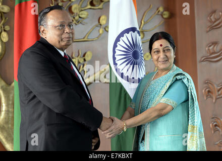 New Delhi, Inde. Sep 20, 2014. Le Ministre des affaires étrangères du Bangladesh A.H. Mahmood Ali (L), serre la main avec son homologue indien, Sushma Swaraj à New Delhi, Inde, le 20 septembre 2014. © Partha Sarkar/Xinhua/Alamy Live News Banque D'Images