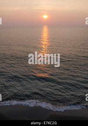 Coucher de soleil sur la mer, Widemouth Bay, Bude, Cornwall, UK Banque D'Images