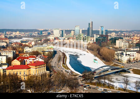 Avis de Vilnius et le pont sur la rivière Neris Banque D'Images