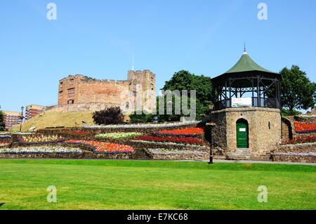 Vue sur le château et les jardins avec le château normand du kiosque à l'arrière, Tamworth, Staffordshire, Angleterre, Royaume-Uni, Europe. Banque D'Images
