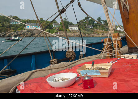 Les huîtres servi frais à bord de la boad voile historique Une Durzunel en passant les îles Chausey, France Banque D'Images