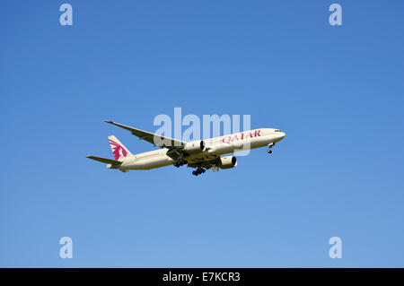 Qatar Airways Boeing 777, l'atterrissage à l'aéroport de Heathrow, London, Greater London, Angleterre, Royaume-Uni Banque D'Images