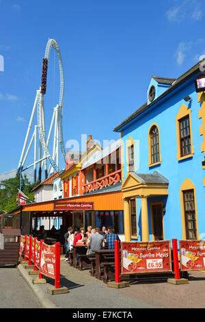 Ride Stealth et restaurants, Amity Cove, le parc à thème Thorpe Park, Chertsey, Surrey, Angleterre, Royaume-Uni Banque D'Images