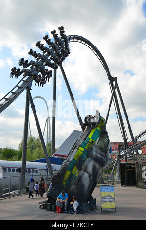 L'Essaim Rollercoaster ride, le parc à thème Thorpe Park, Chertsey, Surrey, Angleterre, Royaume-Uni Banque D'Images