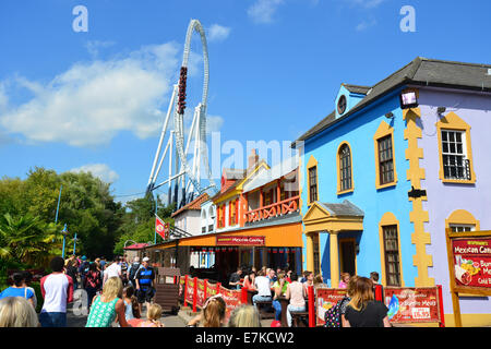 Ride Stealth et restaurants, Amity Cove, le parc à thème Thorpe Park, Chertsey, Surrey, Angleterre, Royaume-Uni Banque D'Images