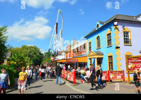 Ride Stealth et restaurants, Amity Cove, le parc à thème Thorpe Park, Chertsey, Surrey, Angleterre, Royaume-Uni Banque D'Images