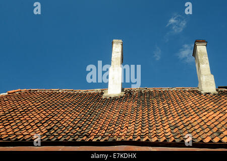 Toit de tuiles anciennes sur fond de ciel bleu Banque D'Images