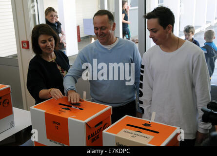 Auckland, Nouvelle-Zélande. Sep 20, 2014. Premier Ministre de la Nouvelle-Zélande John Key (C) jette son vite ensemble avec sa famille dans un pollling district de commune de Auckland, Nouvelle-Zélande, le 20 septembre 2014. Avec environ un tiers des suffrages d'élection générale de la Nouvelle-Zélande Samedi, le conseil d'administration National Party centre droit tenait sa tête contre le bloc d'opposition de centre-gauche. Credit : Tian Ye/Xinhua/Alamy Live News Banque D'Images