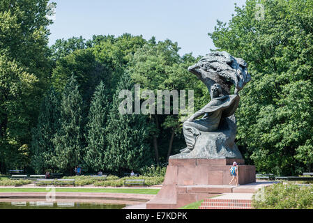 Frederic Chopin monument conçu en 1907 par Waclaw Szymanowski en bains royaux Lazienki Krolewskie (PARC) à Varsovie, Pologne Banque D'Images