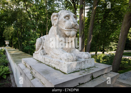 Sculpture dans le parc Lazienki (Parc des Thermes royaux) à Varsovie, Pologne Banque D'Images