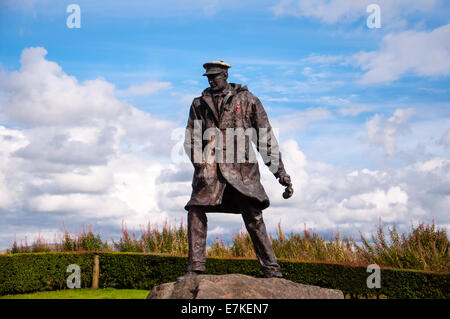 Statue de Sir David Stirling, fondateur de la sas, contre un ciel dramatique Banque D'Images