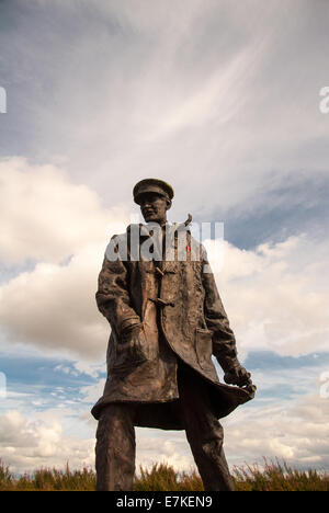 Statue de Sir David Stirling, fondateur de la sas, contre un ciel dramatique Banque D'Images