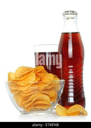 Bouteille et verre de coca avec les chips de pomme de terre sur fond blanc Banque D'Images