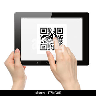 Poussez la main qr code sur tablet pc sur fond blanc Banque D'Images