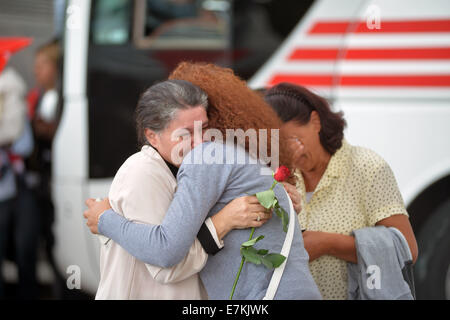 Ankara, Turquie. Sep 20, 2014. Rencontrez des otages turcs libérés avec leurs familles à l'aéroport Esenboga d'Ankara, Turquie, 20 Septembre, 2014. Quarante-six otages turcs parution, autrefois tenu en otage par les militants, est retourné à la capitale turque d'Ankara par l'avion spécial du Premier ministre turc Ahmet Davutoglu de Sanliurfa province dans le sud de la Turquie et se sont réunis avec leurs familles à l'aéroport Ankara Esenboga. Credit : Mert Macit/Xinhua/Alamy Live News Banque D'Images