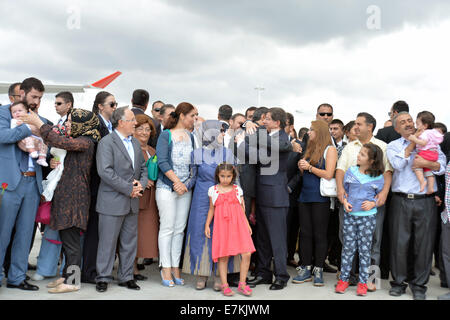 Ankara, Turquie. Sep 20, 2014. Rencontrez des otages turcs libérés avec leurs familles à l'aéroport Esenboga d'Ankara, Turquie, 20 Septembre, 2014. Quarante-six otages turcs parution, autrefois tenu en otage par les militants, est retourné à la capitale turque d'Ankara par l'avion spécial du Premier ministre turc Ahmet Davutoglu de Sanliurfa province dans le sud de la Turquie et se sont réunis avec leurs familles à l'aéroport Ankara Esenboga. Credit : Mert Macit/Xinhua/Alamy Live News Banque D'Images