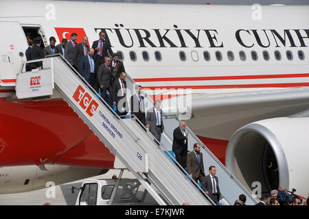Ankara, Turquie. Sep 20, 2014. Libéré Les otages turcs arrivent à l'aéroport Esenboga d'Ankara, Turquie, 20 Septembre, 2014. Quarante-six otages turcs parution, autrefois tenu en otage par les militants, est retourné à la capitale turque d'Ankara par l'avion spécial du Premier ministre turc Ahmet Davutoglu de Sanliurfa province dans le sud de la Turquie et se sont réunis avec leurs familles à l'aéroport Ankara Esenboga. Credit : Mert Macit/Xinhua/Alamy Live News Banque D'Images