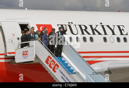 Ankara, Turquie. Sep 20, 2014. Libéré des otages turcs, accompagné par le Premier ministre turc Ahmet Davutoglu (avant, 2e R), arrivée à l'aéroport Esenboga d'Ankara, Turquie, 20 Septembre, 2014. Quarante-six otages turcs parution, autrefois tenu en otage par les militants, est retourné à la capitale turque d'Ankara par l'avion spécial du Premier ministre turc Ahmet Davutoglu de Sanliurfa province dans le sud de la Turquie et se sont réunis avec leurs familles à l'aéroport Ankara Esenboga. Credit : Mert Macit/Xinhua/Alamy Live News Banque D'Images