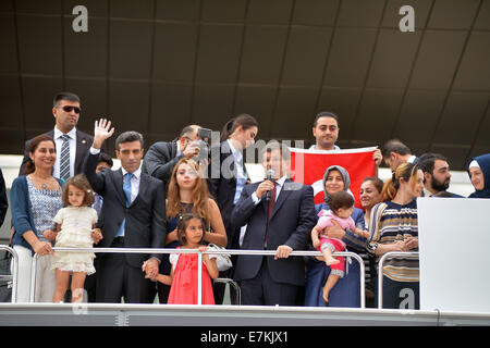 Ankara, Turquie. Sep 20, 2014. Premier ministre turc Ahmet Davutoglu (avant, C) parmi les otages turcs parution, parle aux médias à l'aéroport Esenboga d'Ankara, Turquie, 20 Septembre, 2014. Quarante-six otages turcs parution, autrefois tenu en otage par les militants, est retourné à la capitale turque d'Ankara par l'avion spécial du Premier ministre turc Ahmet Davutoglu de Sanliurfa province dans le sud de la Turquie et se sont réunis avec leurs familles à l'aéroport Ankara Esenboga. Credit : Mert Macit/Xinhua/Alamy Live News Banque D'Images