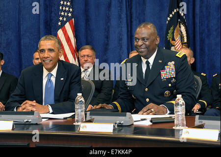 Le président américain Barack Obama rencontre avec le Général Lloyd J. Austin III commender du Commandement central des États-Unis à propos de la proposition de campagne militaire contre les militants de l'État islamique à la base aérienne MacDill, 17 septembre 2014 à Tampa, en Floride. Banque D'Images