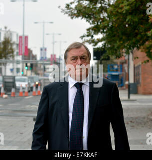 Salford, Royaume-Uni 20 septembre 2014 John Prescott, ancien sous-chef du parti travailliste, arrive à St John's cathédrale catholique romaine de Salford pour les obsèques de Jim Dobbin, qui est né le 26/05/1941 et il est mort le 7 septembre, lors d'un Conseil de l'Europe voyage en Pologne. Jim a été le député de la main-d'Heywood et Middleton, Funérailles de Jim Dobbin MP Salford, Royaume-Uni Crédit : John Fryer/Alamy Live News Banque D'Images