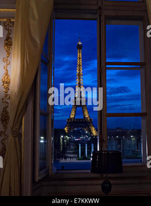 Vue sur la Tour Eiffel, au crépuscule, le 18 septembre 2014 à Paris, en France. Banque D'Images