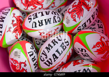 Ballons de rugby souvenirs gallois, Conwy, comté de Conwy, Pays de Galles, Royaume-Uni Banque D'Images