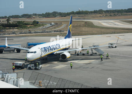 Préparer des employés de l'aéroport de décharger un vol Ryanair récemment arrivés à l'Aéroport International de Malte. Banque D'Images