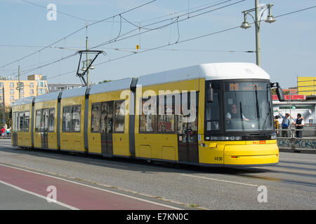 Un tramway BOMBARDIER FLEXITY Berlin s'approche de la fin de la route M10 à Warschauer Straße à Berlin. Il est exploité par BVG. Banque D'Images