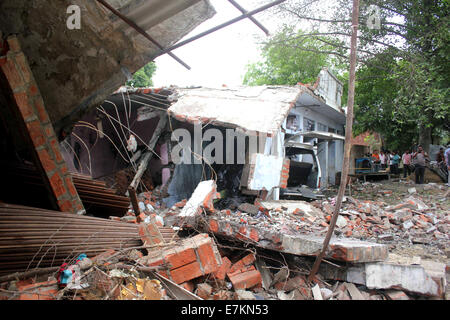 L'Uttar Pradesh. Sep 20, 2014. Photo prise le 20 septembre 2014 présente le cracker très endommagé dans l'usine Mohanlalganj dans l'Uttar Pradesh, Inde. Au moins six personnes ont été tués et 14 autres blessés dans une explosion dans une usine à cracker illégale Mohanlalganj à Lucknow, capitale de l'état indien du nord de l'Uttar Pradesh, le samedi, un responsable de la police a dit. Credit : Stringer/Xinhua/Alamy Live News Banque D'Images