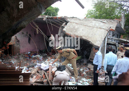 L'Uttar Pradesh, Inde. Sep 20, 2014. Le personnel de police inspecter les dommages considérables dans l'usine pirate Mohanlalganj dans l'Uttar Pradesh, Inde, le 20 septembre 2014. Au moins six personnes ont été tués et 14 autres blessés dans une explosion dans une usine à cracker illégale Mohanlalganj à Lucknow, capitale de l'état indien du nord de l'Uttar Pradesh, le samedi, un responsable de la police a dit. Credit : Stringer/Xinhua/Alamy Live News Banque D'Images