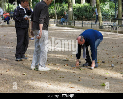 Les hommes jouer aux boules (pétanque) dans le Jardin du Luxembourg, Paris. Banque D'Images