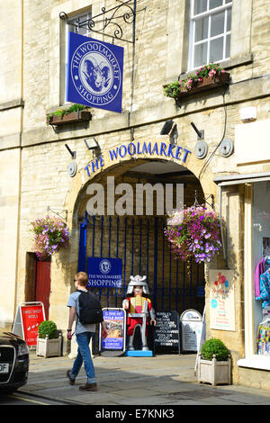 Entrée de 'l'Woolmarket' shopping precinct, Cirencester, Gloucestershire, Angleterre, Royaume-Uni Banque D'Images