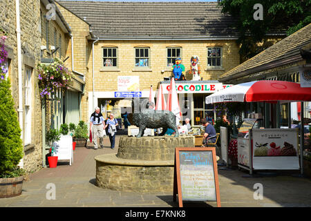 'L'Woolmarket' shopping precinct, Cirencester, Gloucestershire, Angleterre, Royaume-Uni Banque D'Images