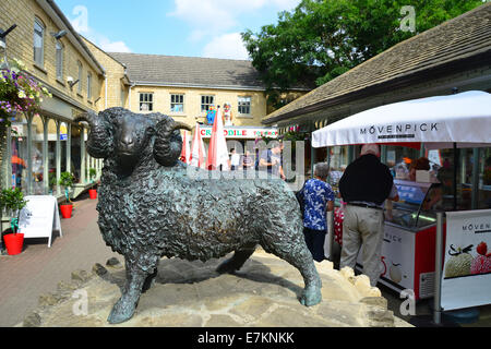 'L'Woolmarket' shopping precinct, Cirencester, Gloucestershire, Angleterre, Royaume-Uni Banque D'Images