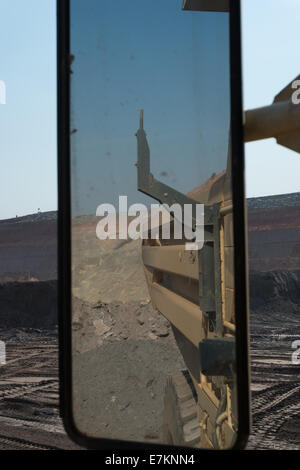 Un du côté conducteur miroir voir à partir de la cabine d'un camion de transport minier Hitatchi massive. Banque D'Images