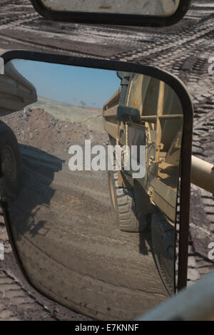 Un du côté conducteur miroir voir à partir de la cabine d'un camion de transport minier Hitatchi massive. Banque D'Images